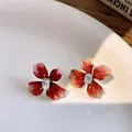 Eleganti orecchini a lobo a fiore rosso con centro in cristallo e ago in argento - Orecchini Fiore Oro Rosso
