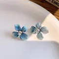 Eleganti orecchini a fiore in smalto azzurro con centro in cristallo brillante - Bottone a Fiore Oro Blu