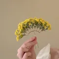 Accessoire de cheveux élégant en forme de U avec fleurs de gypsophile jaunes à la main - Épingle à Cheveux Gypsophile Jaune Vif