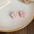 Eleganti orecchini a lobo a fiore rosa luccicanti con trama in strass e centro blu chiaro - Fiore Opaco con Paillettes Rosa