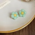 Orecchini a lobo a fiore verde con centro giallo e sottile texture glitterata per donne - Fiore Opaco con Paillettes Verde