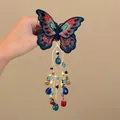 Gros plan détaillé sur une pince à cheveux papillon brodée avec glands multicolores - Coiffure Papillon Brodé à Pompon