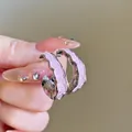 Orecchini a cerchio in argento con montatura ondulata e intarsio di paillettes rosa brillanti - Cornice in Metallo a Onda Rosa