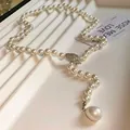 Detalle del collar de perlas de estilo francés con cierre de hoja de circón y perla - Collar / Blanco