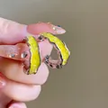 Eleganti orecchini a cerchio a C argentati con vivaci inserti in glitter gialli - Cornice in Metallo a Onda Giallo