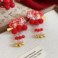 Détail de pinces à cheveux brodées rouge festif avec pompons et clochettes dorées - Pince à Cheveux Cheval Brodé à Pompon