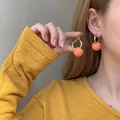 Orecchini a cerchio con ciondoli sferici arancione brillante su anelli argentati - Cerchio Semplice a Sfera Arancione