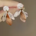 Eleganti orecchini a sospensione a petalo con resina bianco marmo e ambra chic - Goccia a Petalo Bianco Marrone