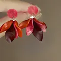 Orecchini a petalo in acrilico rosso e arancione fatti a mano con finitura glitterata - Goccia a Petalo Rosa Marrone