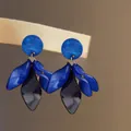 Orecchini a pendente in acrilico a petali stratificati blu e neri dal look chic - Petalo a Strati Giuntato Blu
