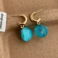 Eleganti orecchini a cerchio dorati con pendenti in resina blu traslucida irregolare - Resina Irregolare Oro Blu
