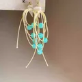 Orecchini unici in corda multifilo con perle turchesi e perno in ago d'argento. - Involucro a Più Fili Bianco Blu