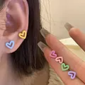 Orecchini a perno a forma di cuore colorati in tonalità pastello per un look quotidiano - Set di Bottoni a Cuore Multicolore