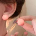 Eleganti orecchini a lobo sferici rosa lucidi con aghi in argento anallergico - Bottone a Sfera Lucido Rosa