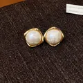 Primer plano de pendientes de perlas de algodón bañados en oro, estilo vintage francés. - Redondo Clásico / Poste de pendiente de plata chapado en oro real / Beige