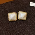 Detalle de pendientes cuadrados de perlas de algodón con un elegante baño de oro francés - Rombo (WE5361) / Poste de pendiente de plata chapado en oro real / Beige