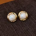 Primer plano de elegantes pendientes de botón redondos bañados en oro con perlas de algodón - Cuadrado (WE5360) / Poste de pendiente de plata chapado en oro real / Beige