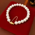 Vue détaillée d'un élégant bracelet en perles blanches avec fermoir magnétique doré et chaîne - Style Perle Fermoir Magnétique Irrégulier (4#) / Blanc