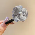 Pince à cheveux élégante en forme de fleur marbrée grise avec perle et strass - Marbre Gris (Pince Bec de Canard-Gris)