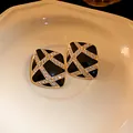 Klassische quadratische Ohrstecker aus schwarzer Emaille mit goldenem Strassmuster - Quadratische Ohrstecker (4)