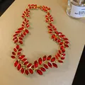 Elegante Vintage-Halskette mit roten Edelsteinblättern in Goldoptik, ideal als Geschenk. - Blattform Halskette (31)