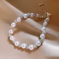 Zoom sur un bracelet en perles d'eau douce roses avec boules strass sur un fond de soie - Bracelet Perle Intercalaire Pavé Argent (42#) / Argent-Blanc-Rond