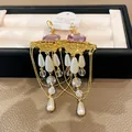 Détail de boucles d'oreilles vintage en or avec gemmes mauves, perles et glands - Style Clip d'Oreille (HE17198) / Or