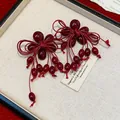 Eleganti orecchini a perno in resina rosso scuro con fiocco e nappa dal finish vintage - Stile Fiore Fiocco con Nappa (HE29271) / Rosso