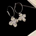 Glänzende silberne Metall-Creolen mit Blumenanhänger und Zirkonia auf schwarzem Samt - 36# Silberstift Plissierte Blumen-Stil / Silber