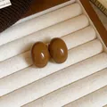 Gros plan de boucles d'oreilles ovales marron vintage Maillard avec une finition brillante. - 1# Or - Maillard Ovale
