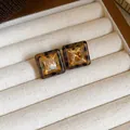 Vue détaillée de boucles d'oreilles Maillard avec cristal ambre et motif léopard. - 8# Café - Léopard Carré Cristal Incrusté