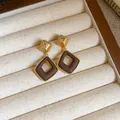 Vue détaillée de boucles d'oreilles géométriques marron vintage dans un écrin à bijoux - 9# Or - Losange Géométrique Strass