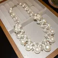 Elegante collana di perle e strass in un vassoio per gioielli in velluto grigio - Collana di Perle e Strass a Grappolo Multistrato (52#) / Argento-Bianco
