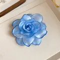 Nahaufnahme einer blauen Stoffblume mit geschichteten Blütenblättern und Marine-Rand - 1# Krokodilklemme - Blau