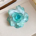 Detailansicht einer handgefertigten blaugrünen Organzablume mit eleganten Farbverläufen - 4# Krokodilklemme - Grün