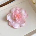 Detailansicht einer handgefertigten rosa Stoff-Kamelie Brosche mit Seidentextur. - 2# Krokodilklemme - Rosa