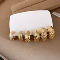 Juego de tres pares de pendientes de aro dorados en forma de C con varias texturas de diseño. - Juego de 6 Piezas / Dorado