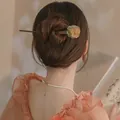 Vintage Holz-Haarstab mit eleganter gelber Blume für traditionelle chinesische Knoten - Gelbe Blume