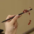 Vintage chinesischer Haarstab aus dunklem Holz mit roten Blüten und eleganten Quasten - Schwarz-Rot