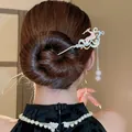 Eleganter chinesischer Haarstab aus Emaille mit rosa Hirsch-Design und Perlen-Quaste - Gold Giraffe
