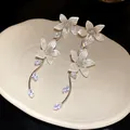 Dettaglio orecchini floreali eleganti con perle e zirconi taglio marquise brillanti - Stile Fiore con Nappina (HE29069)