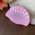 Nahaufnahme einer schillernden rosa Muschel-Haarklammer mit Perlglanz auf Holzfläche - L / Rosa