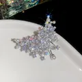 Eleganter silberner Schneeflocken-Brosche mit funkelnden Zirkonia und weißen Perlen - Hängender Schneeflocken-Stil / Silber