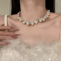Nahaufnahme einer eleganten französischen Vintage-Perlenkette mit Strass-Akzenten an einem Modell - Nur Kette / Silber-Beige