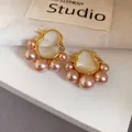 Detailaufnahme von eleganten goldenen Creolen mit glänzenden rosa Perlen und Kristalldesign - Ohrclip (2#) / Gold Rosa