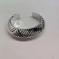Bracciale rigido aperto in tonalità argento con elegante motivo a trama incrociata - Stile Rigato Argentato