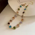 Elegante collana d'oro con strass circolari multicolori e luminosi accenti di cristallo - Stile 1 Multicolore