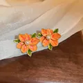 Elegante orangefarbene Emaille-Blumenohrstecker mit Perle und grünen Blättern - Orangefarbene Emaillierte Blume (HE12743)