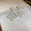 Exquisite schillernde Perlenblumen-Ohrringe mit Silbernadeln für Damen - Irisierender Blütenblatt-Perlenstil