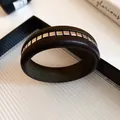 Moderner schwarzer Holzarmreif mit silbernen quadratischen Nieten für trendigen Look - Quadratischer Metalleinlagen Stil / Schwarz